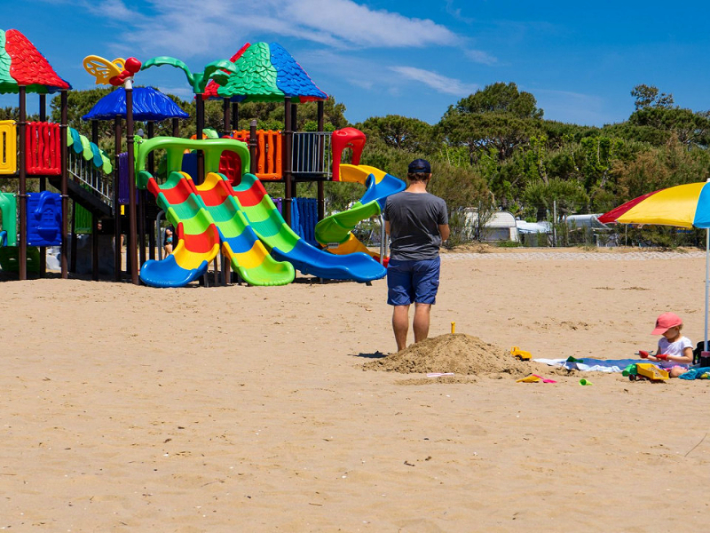 De kids genieten op het kindvriendelijke strand bij camping Cavallino