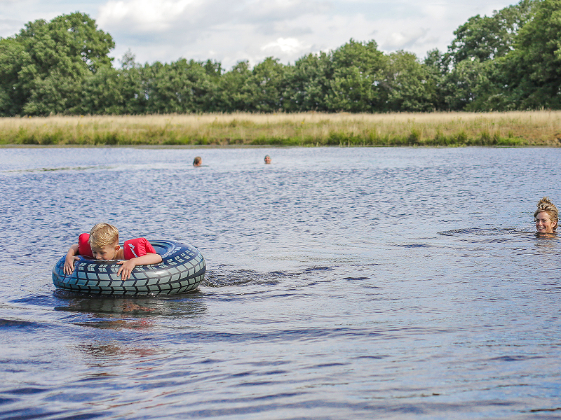 Elisabeth en haar zoontje zwemmen in de Vecht op camping de Roos