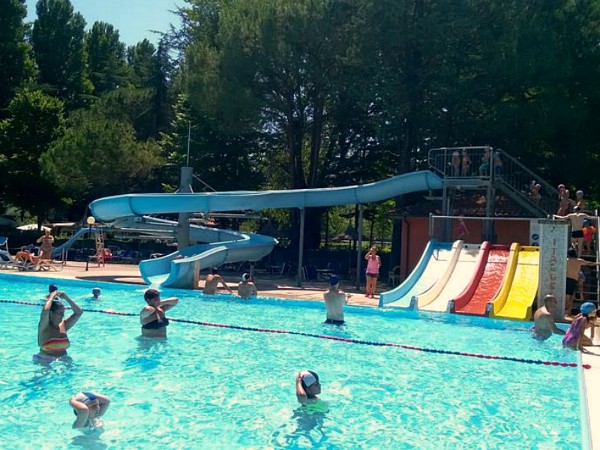 Zwembad met glijbanen op camping Villaggio Italgest.