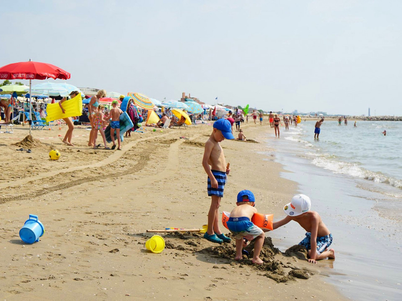 Het rustig aflopende strand bij Camping Italy is ideaal voor jongere kinderen.
