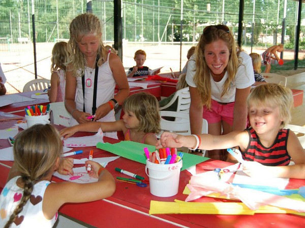 Knutselen bij de kinderclub