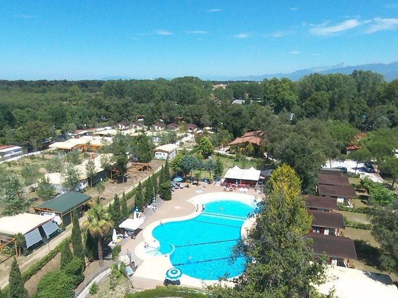 luchtfoto van zwembad en camping Paradiso