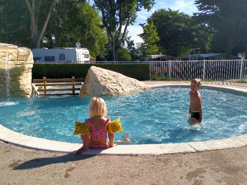 De kinderen van Emma spelen in het zwembad van camping port du plaisance in Picardie