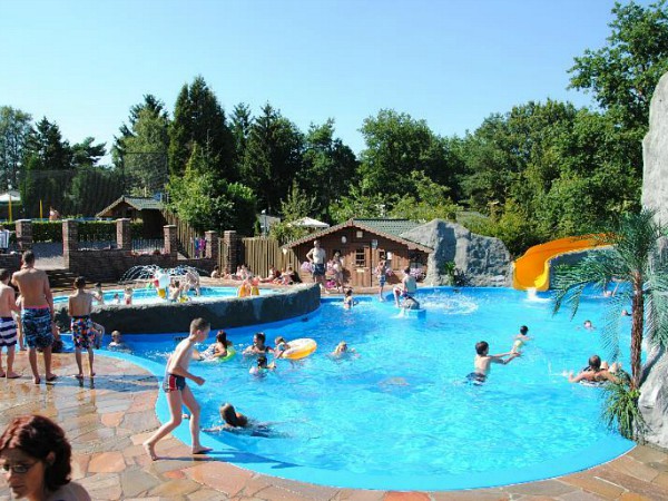 Buitenbad met glijbaan bij Camping Roland