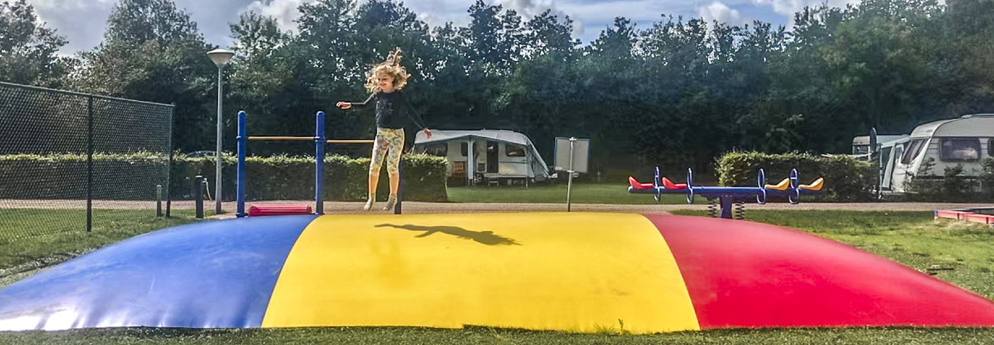 spelen op de airtrampoline van Camping Rotandorp 