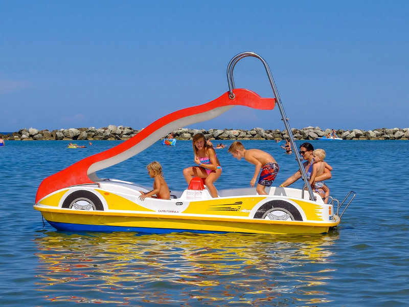Plons! Je glijdt zo van je waterfiets de zee in bij camping Rubicone.
