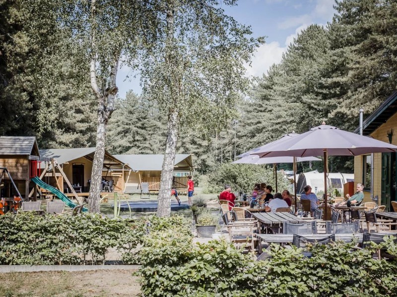 Het terras met uitzicht op de speeltuin