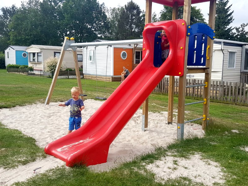 Lekker spelen bij een van de vele kleine speeltuintjes op camping 't Veld in overijssel.