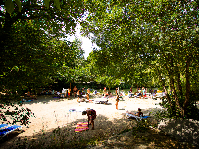 Bij de camping is ook een natuurlijk zwembad/strand waar je lekker kunt afkoelen en relaxen.