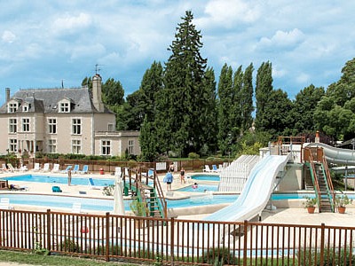 Zwembad bij kasteelcamping chateau Marais.