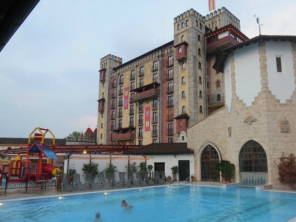 Hotel Catillo Alcazar met op de voorgroond het zwembad van Hotel Santa Isabel