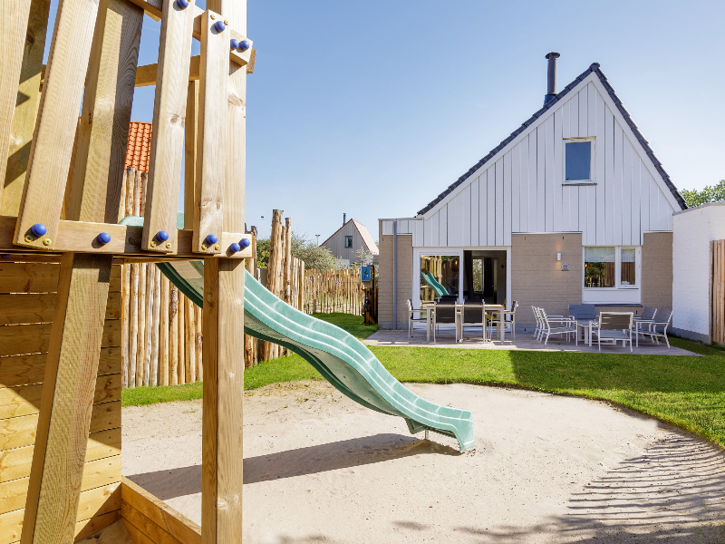 De tuin van je eigen Beach Chilla met glijbaan.