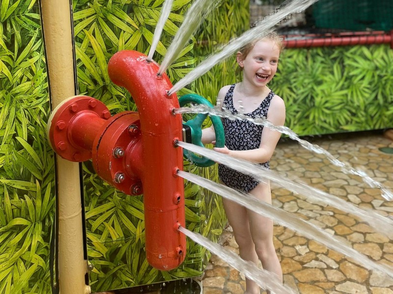 De jongste dochter van Marieke in de waterspeeltuin van Center Parcs Les Trois Forêts in Noord Frankrijk