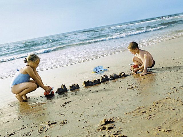 Zandkastelen bouwen op het strand