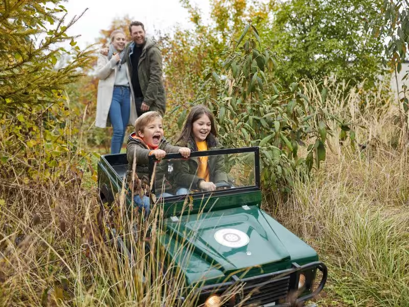 Kinderen hebben plezier in een kinderjeep bij Center Parcs Heijderbos