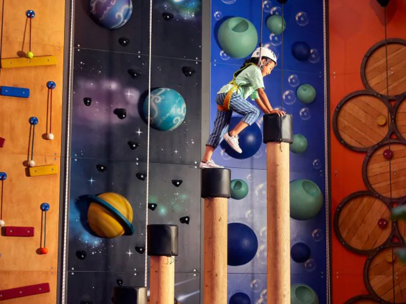 Kind speelt in een van de indoorspeeltuinen van Center Parcs zandvoort
