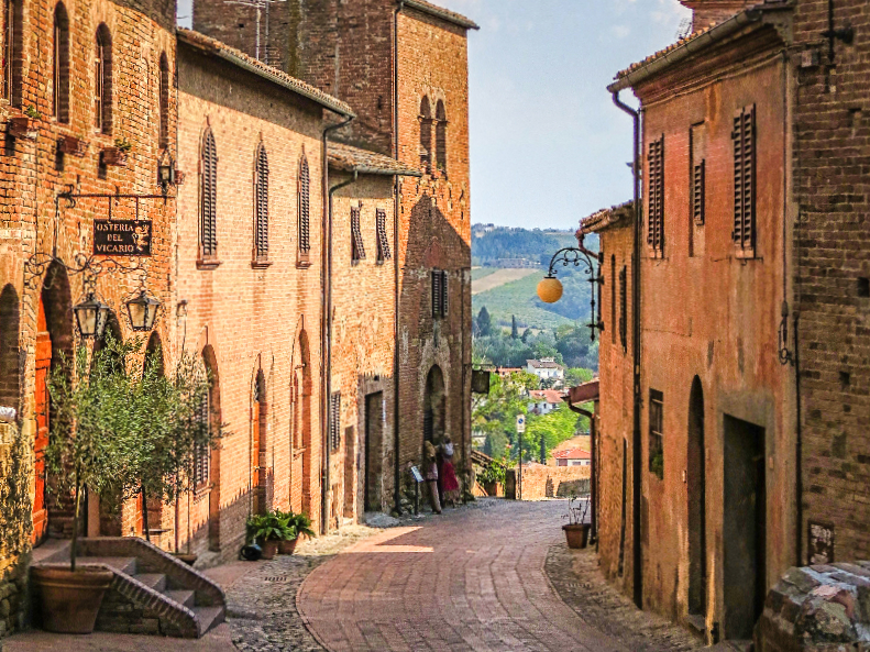 Een charmant straatje in Certaldo, Toscane
