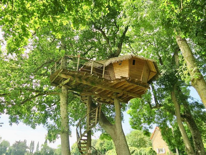 De boomhut van Camping Château de Lez-Eaux, Normandië