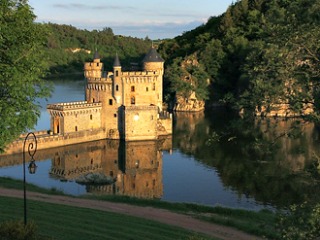 Chateau de la Roche in de rivier Loire