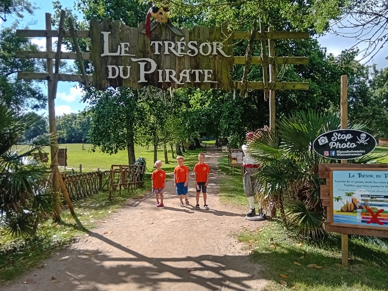 Pretpark en kasteel in één. Op het landgoed van dit mooie kasteel beleven kinderen spannende avonturen. Los het moordmysterie op of vind de schat van de piraten