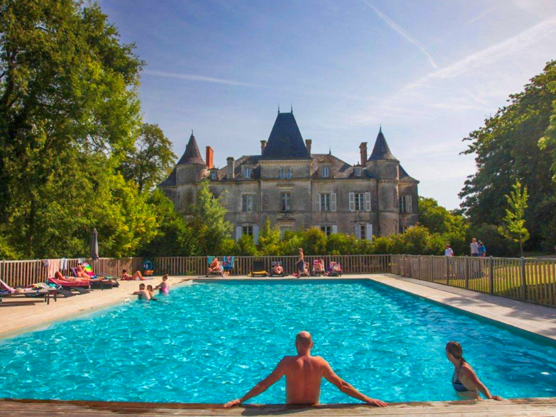 Zwembad bij kasteelcamping chateau de la Foret.