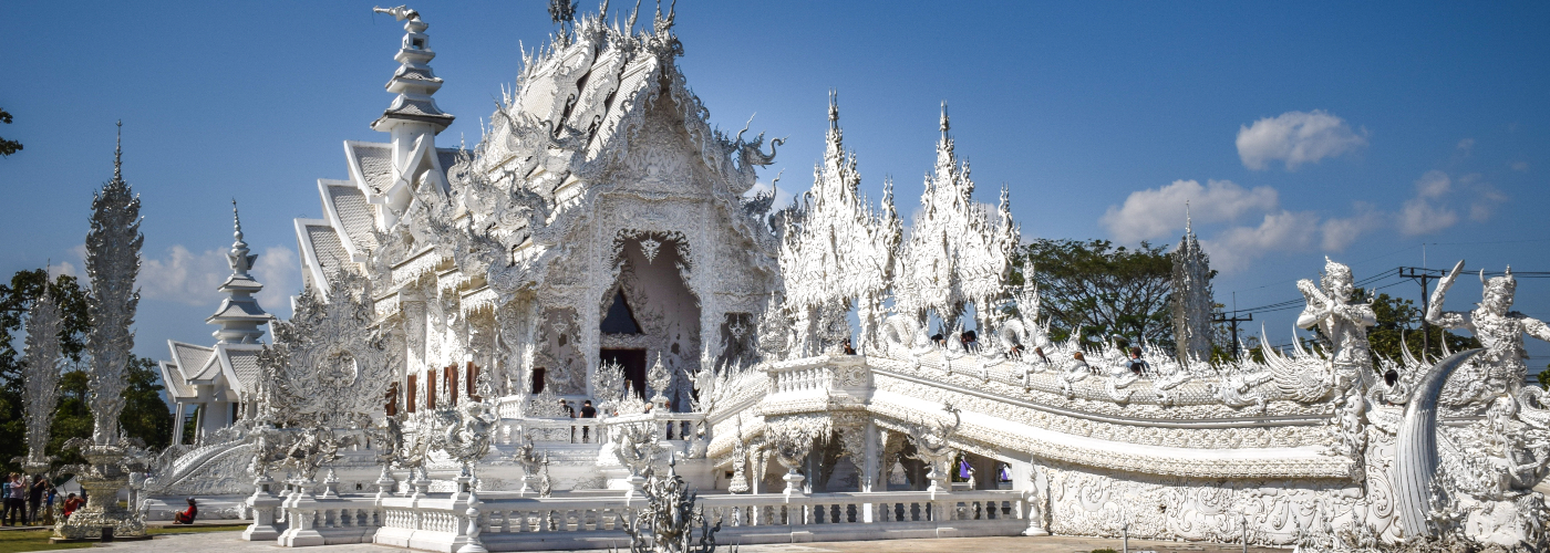 De adembenemende witte tempekl Wat Rong Khun in Chiang Rai, Thailand