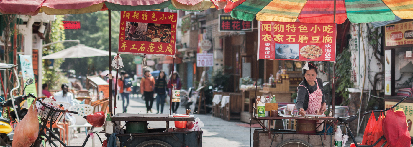 Een vrouw maakt typisch streetfood in China