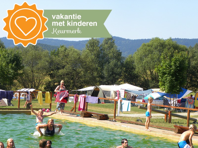 Zwemmen in het buitenbad op camping Chvalsiny