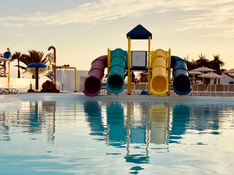 Club Caleta Dorada zwembad met glijbanen