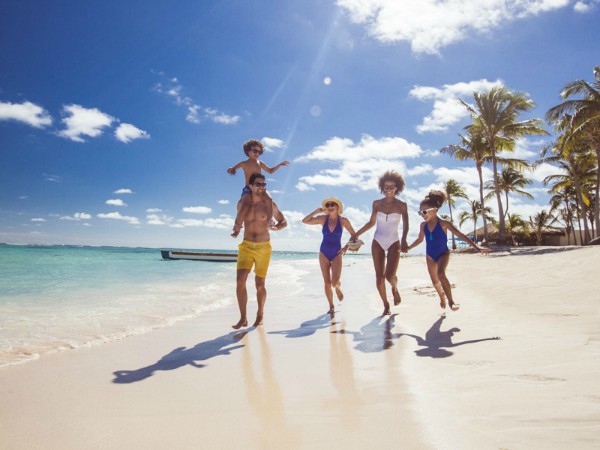 gezin loopt over het strand