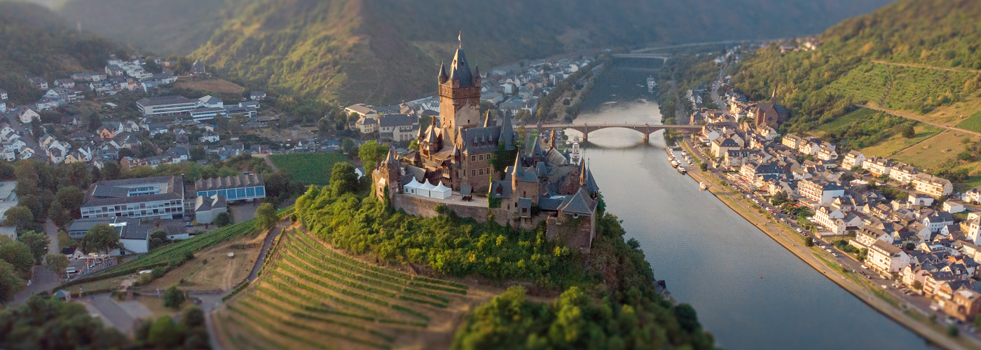 Uitzicht op de rivier de Moezel in Duitsland en het kasteel van Cochem