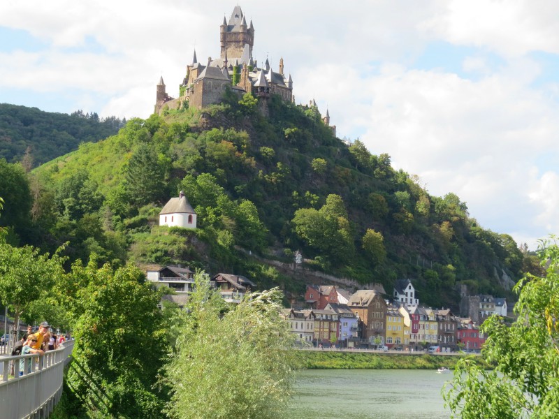 Zeb en Tycho in Cochem met uitzicht op de burcht