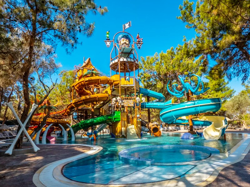 Arrr maatje, kids kunnen hun lol niet op in het grote waterpark van Long Beach Club Nature in Didim