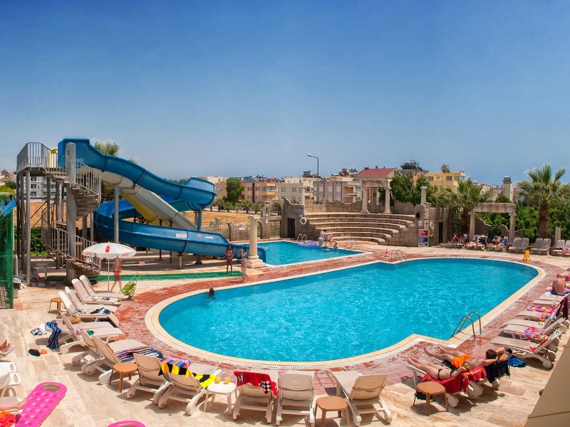 Het zwembad en de glijbanen van Esra Familie suites in Didim