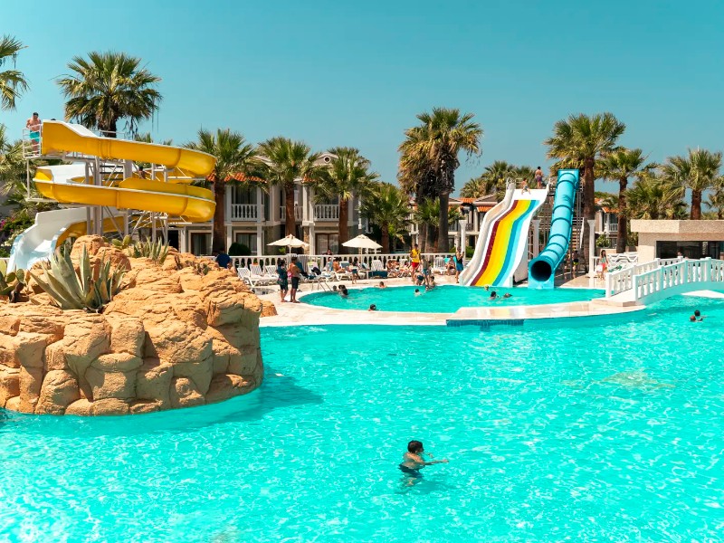 Glij- en spetterplezier in het zwembad van het kindvriendelijke Lucas resort in Didim, Turkije