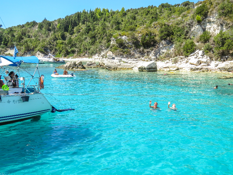 Zeb en Sabine in het water tijdens een boottochtje in Griekenland vanaf Corfu