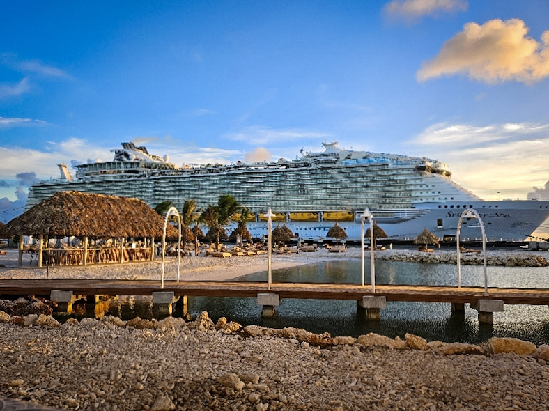 Een cruiseschip in de haven van Curacao