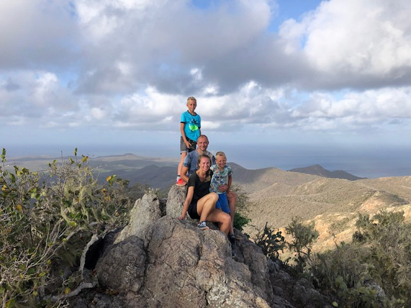 Amanda met haar gezin op de berg in Curacao