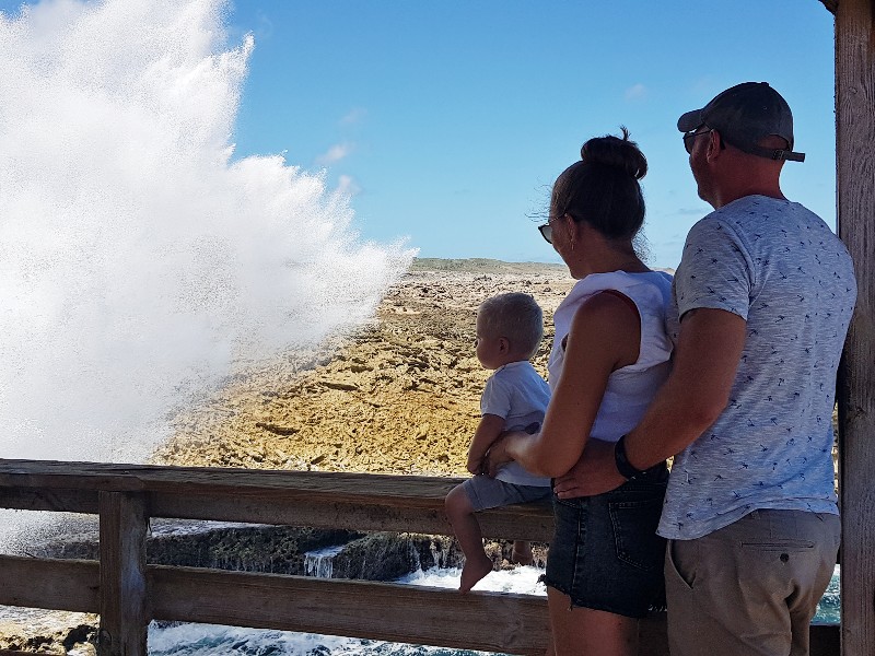 Kijken naar spectaculaire opspattende golven op curacau