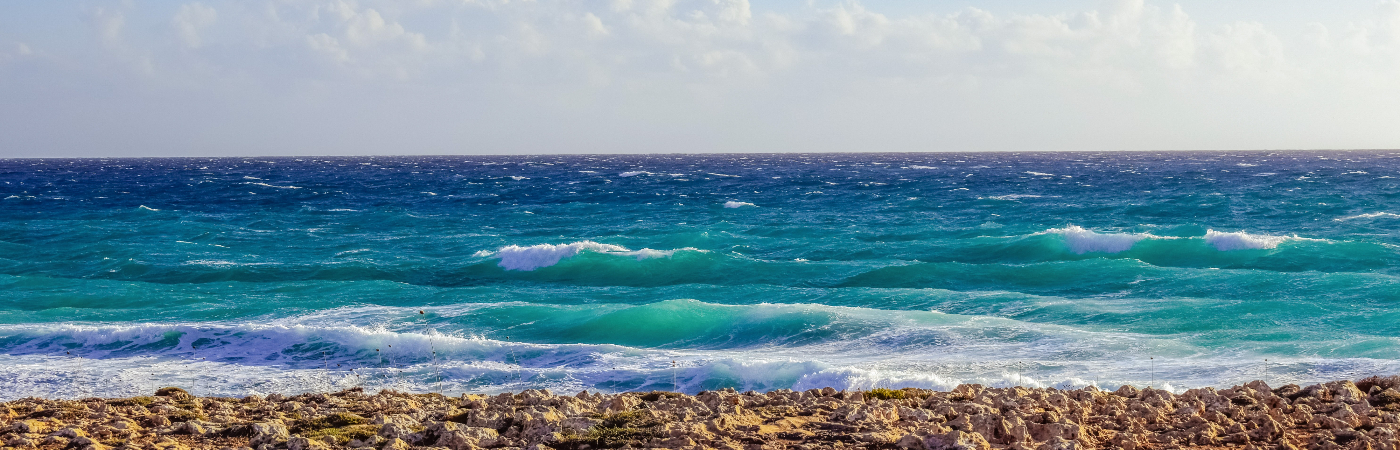 Het helderblauwe water en de rotsachtige kust van Cyprus, Griekenland