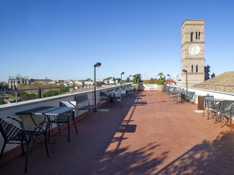 Het dakterras met uitzicht van Domus Sessoriana