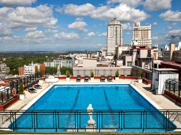 Zwembad op het dak van Hotel Emperador