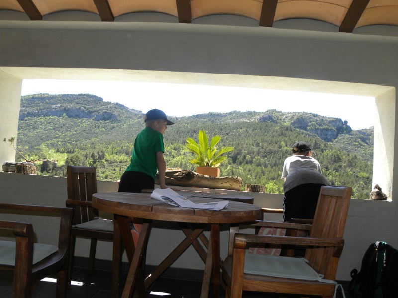 Vanuit Restaurant Davall Plaça kijken we uit op de bergen