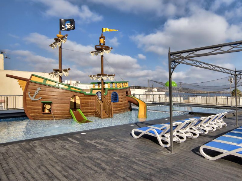 Kinderbad met piratenschip bij db San Antonio resort