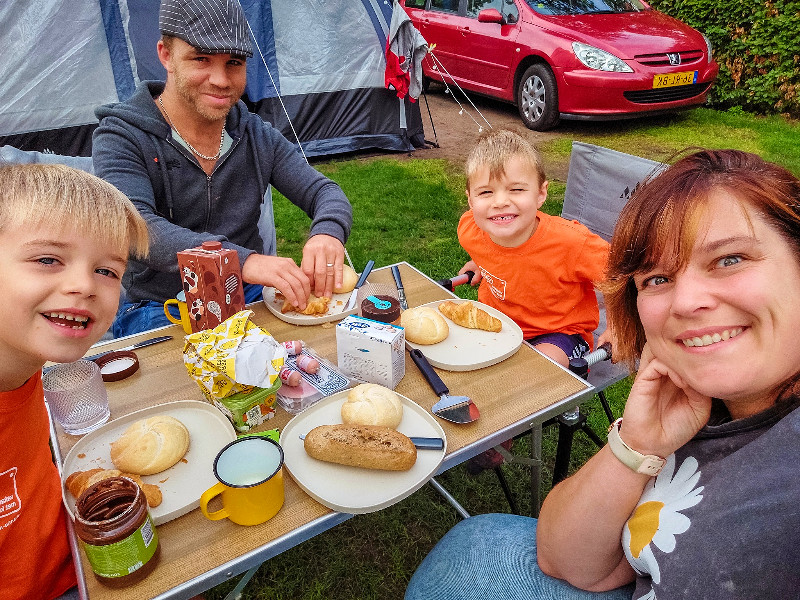 Camping de Zandhegge ligt vlakbij Epe op de Veluwe. Het is kleinschalig met persoonlijke aandacht en super kindvriendelijk. Conchita ontdekte het voor ons.