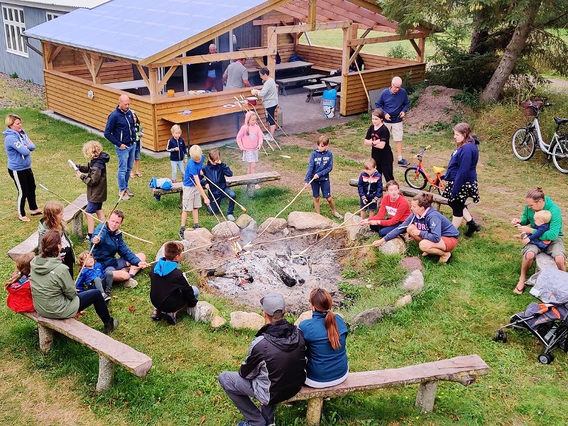 Broodjes bakken boven het kampvuur bij Camping Ballum