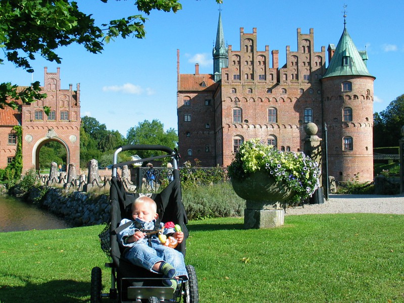Tycho in de kinderwagen voor kasteel Egeskov in Denemarken