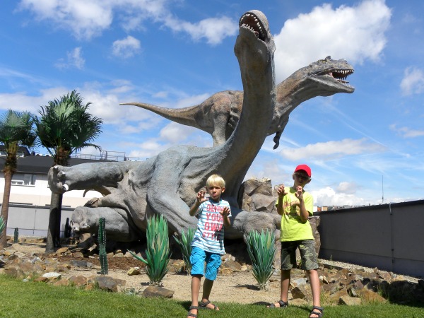 Levensgrote dino's in het Dinopark in Praag