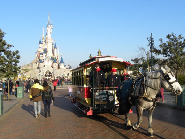 De paardentram voor het prachtige kasteel in Disneyland