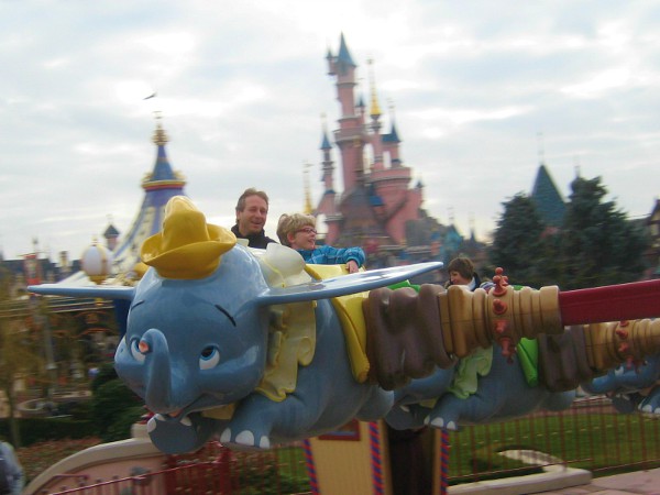In de Dumbo draaimolen van Disneyland Paris